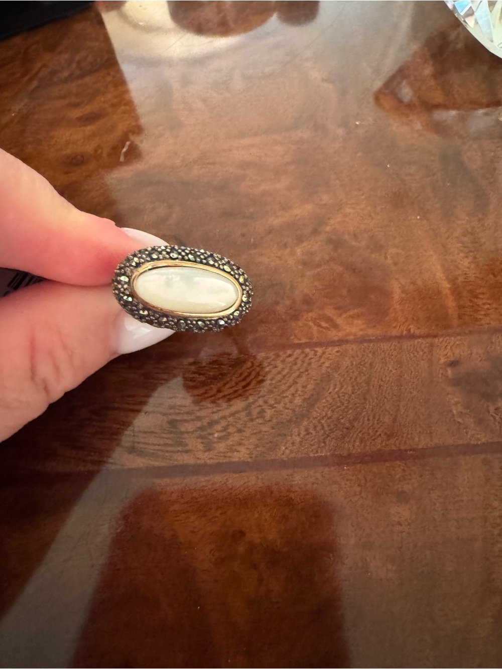 Vintage-Inspired Oval Mother of Pearl Ring - Gold and White
